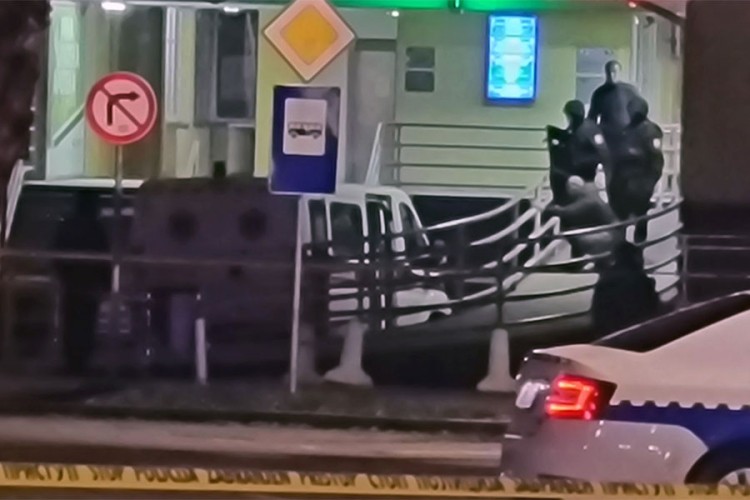 Drama ispred dobojskog Doma zdravlja, muškarac u sanitetskom vozilu sa bombom