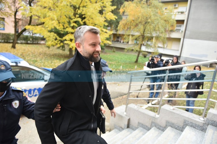 Advokat Stojan Vukajlović pušten da se brani sa slobode