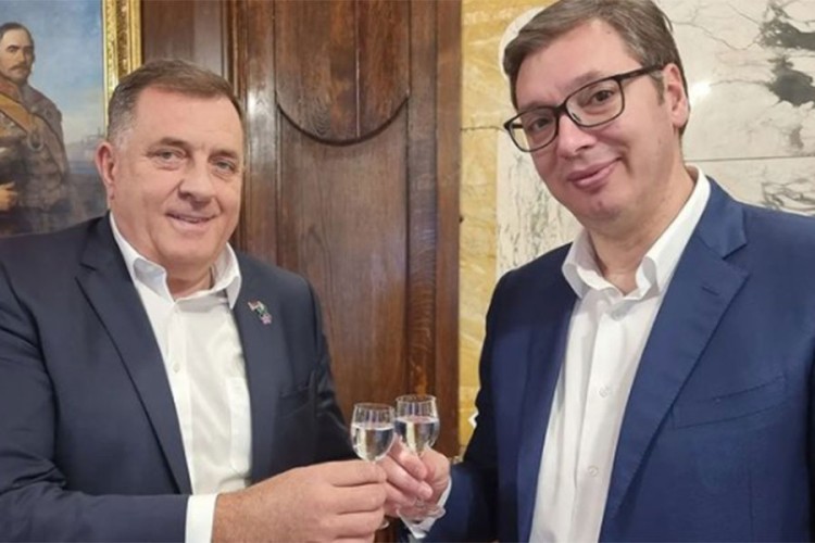 Vučić i Dodik nazdravili u čast fudbalera Srbije: "Jedna čašica - jedan gol"