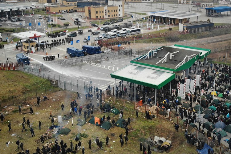 Haos na granici: Migranti uzvikuju "Alahu-ekber", poljski helikopteri nadlijeću