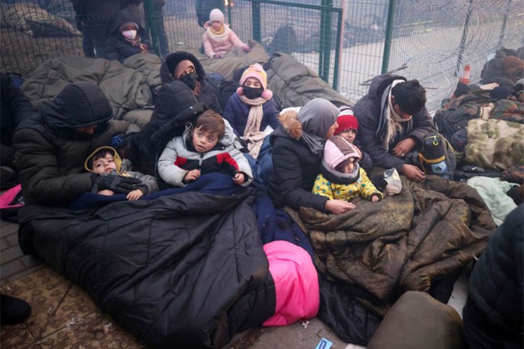Migranti krenuli sa granice, idu u bjeloruski prihvatni centar