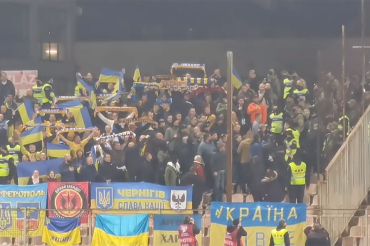 Ukrajinci naopako okrenuli rusku zastavu, navijači BiH mislili da je srpska pa ih napali