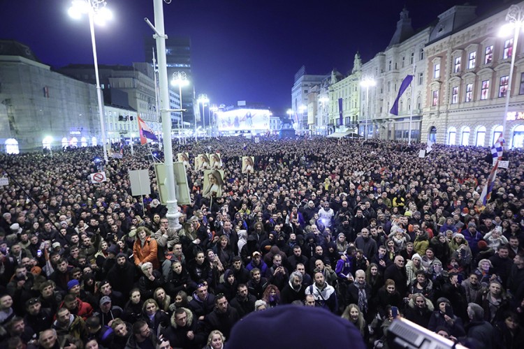 Zagreb: Demonstranti hoće da uđu u zgradu HRT-a, napadnuti novinari
