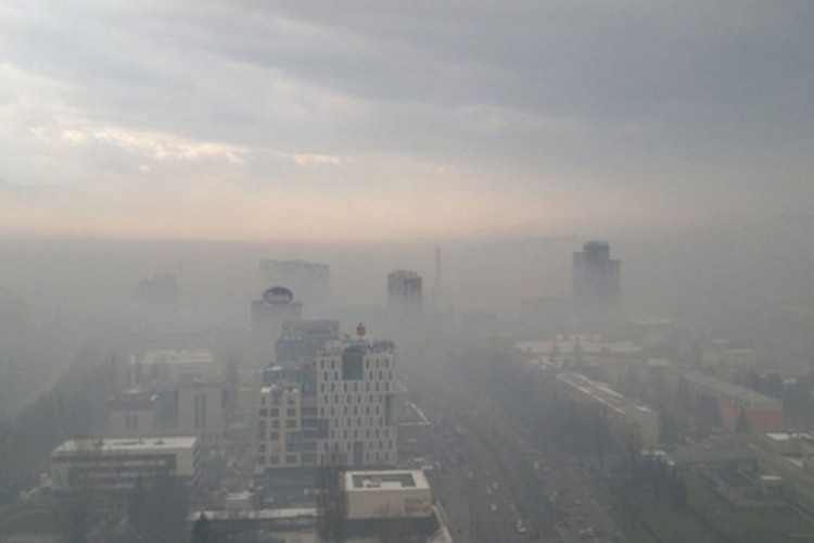 Sarajevo "se budi" u smogu i magli