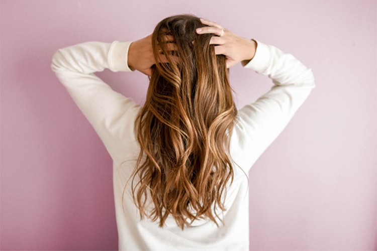 Tri jednostavna i jeftina trika koja će vam pomoći da vam se kosa ne masti