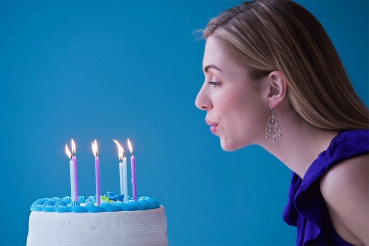 Kako je nastala tradicija rođendanske torte i duvanja u svjećice