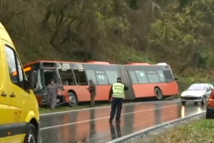 Sudar kamiona i autobusa kod Beograda, deset osoba povrijeđeno