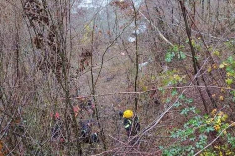 Automobil sletio u kanjon Morače, poginula žena iz Srbije