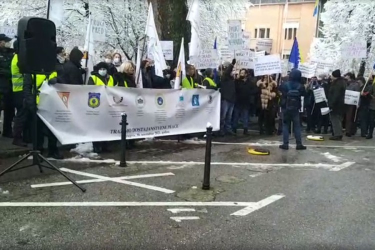 Protesti u Sarajevu: Članovi osam sindikata traže veće plate