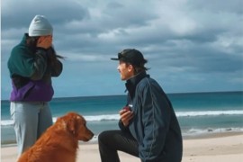 Muškarac odlučio zaprositi djevojku na plaži, njegov pas nije mogao sakriti uzbuđenje