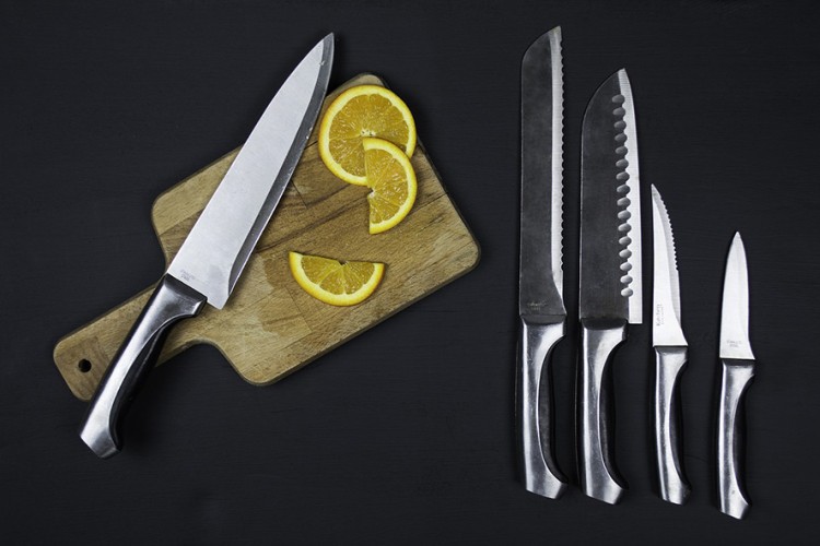 Jednostavan trik kako da za tili čas naoštrite nož u kućnim uslovima