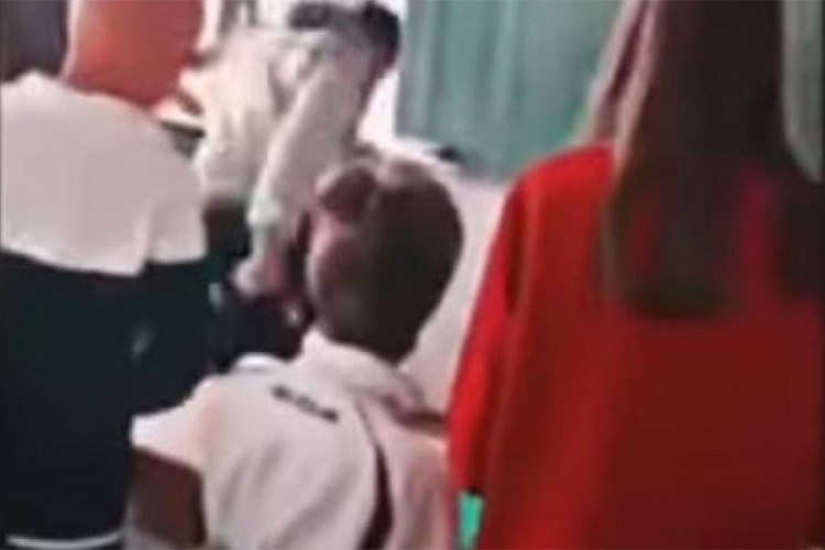 Vršnjačko nasilje u Nevesinju: Dječaka tukli dok je ležao na podu učionice