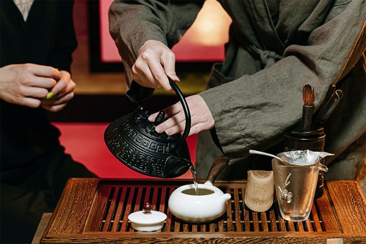 Kultura ispijanja čaja u Kini datira još od prije 2.400 godina