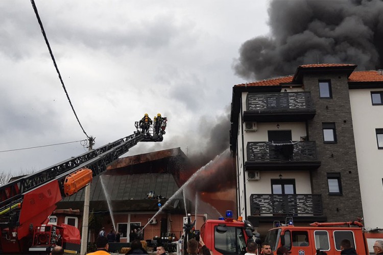 Požar u kineskoj robnoj kući u Obrenovcu: Na terenu 55 vatrogasaca