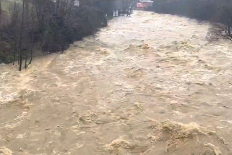 Nove poplave u Visokom i Kiseljaku: Voda prodrla do kuća