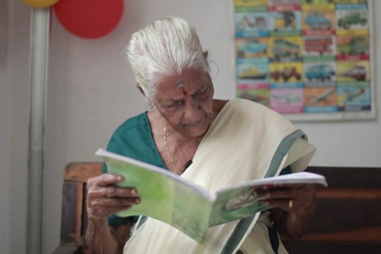Baka naučila da čita i piše sa 104 godine