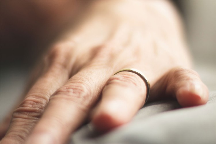 Pronađen vjenčani prsten koji je Britanka izgubila prije 50 godina: "Iskopao sam 90 rupa"
