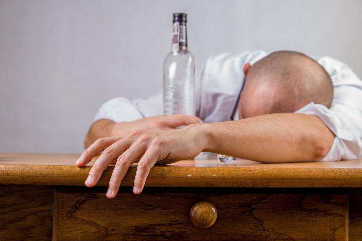 Zbog pandemije rekordan rast smrtnih slučajeva od alkohola u Britaniji