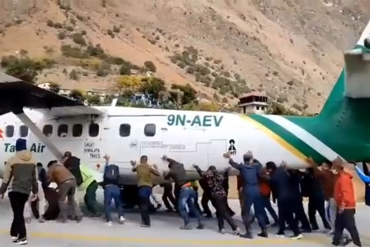 Nesvakidašnja situacija na aerodromu: Putnici gurali avion