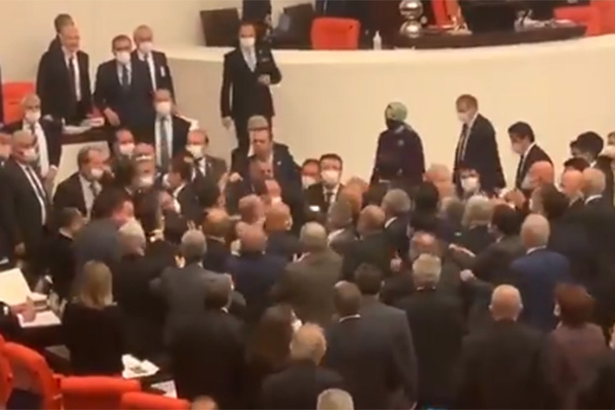 Opšta tuča u turskom parlamentu
