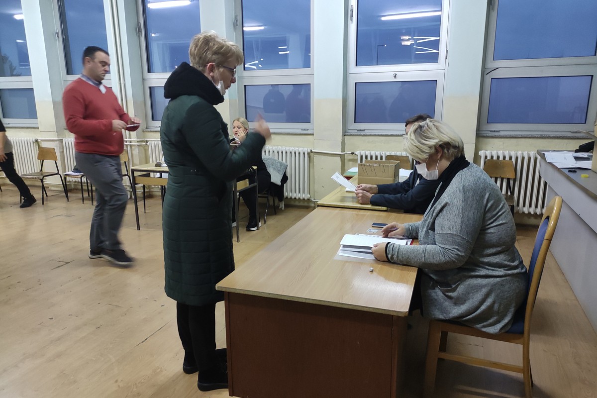 Do 11 časova u Prijedoru glasalo 7,74 odsto građana, fantomski kandidati pod lupom