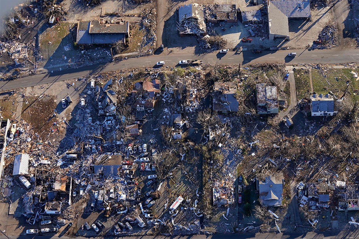 Spasioci pretražuju ruševine nakon tornada u SAD-u
