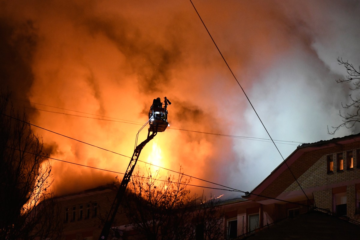 Pet vatrogasnih vozila lokalizovalo požar u Novom Sadu