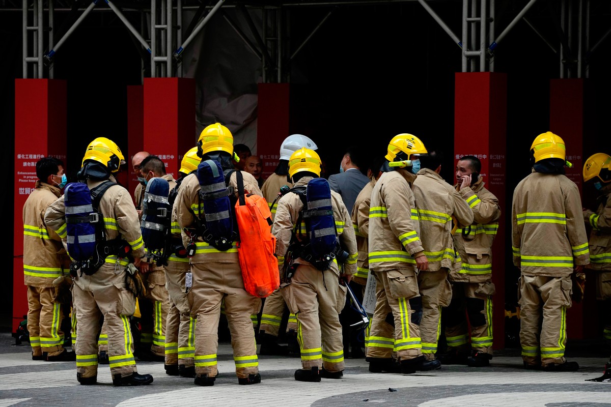 Požar u Svjetskom trgovinskom centru u Hong Kongu, ljudi zarobljeni na krovu