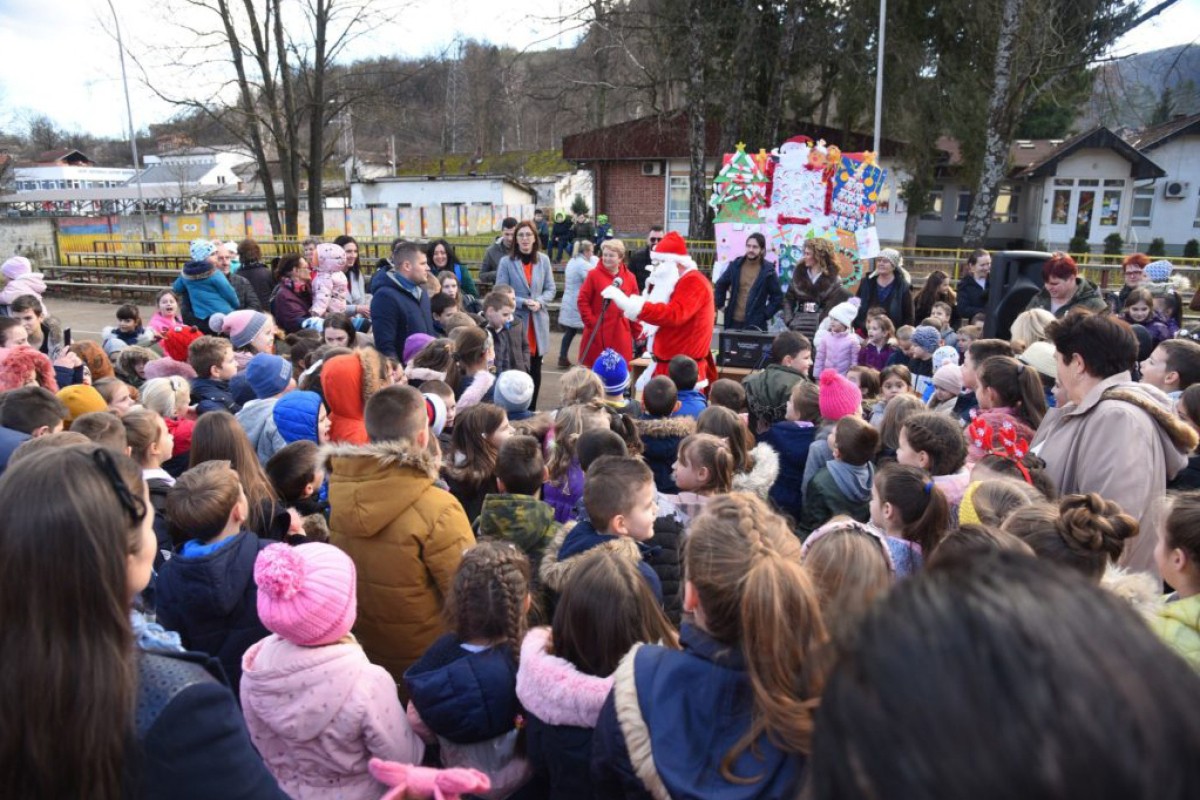 Mališani u Kotor Varošu uživali u novogodišnjoj žurki