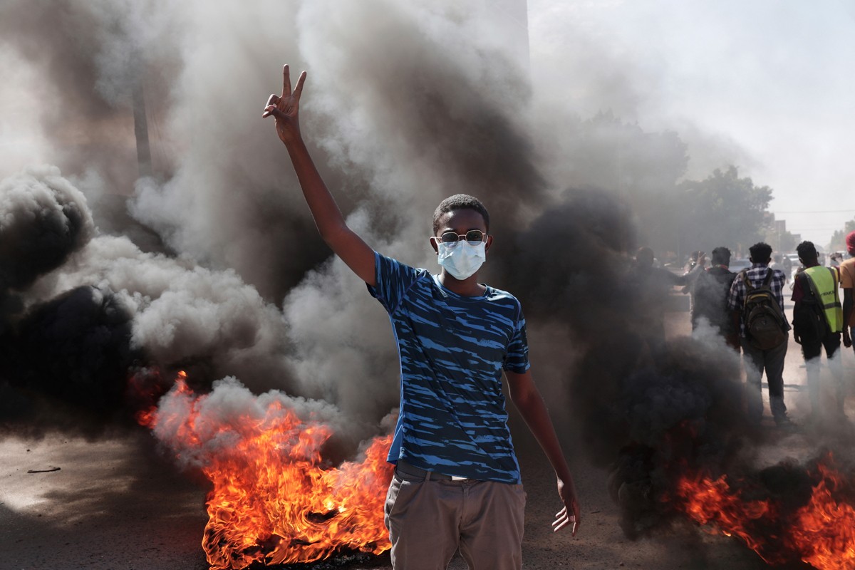 Hiljade Sudanaca na ulicama, zatvoreni mostovi, suzavac, upozorenja