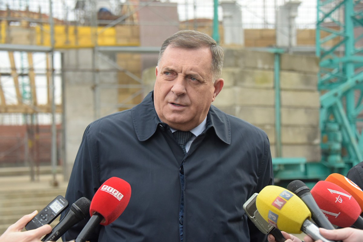 Dodik: Šarović izgovara sve što mu se donese na papiru