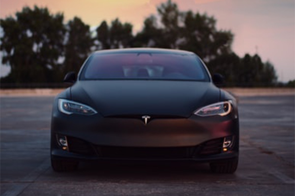 "Tesla" opoziva blizu pola miliona vozila