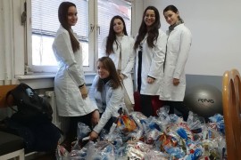 Učenici Medicinske škole sakupili paketiće i namirnice