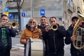 Žika Todorović zasvirao "Đurđevdan" sa trubačima nasred ulice
