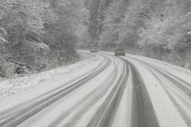Snijeg usporio saobraćaj na većini puteva u RS