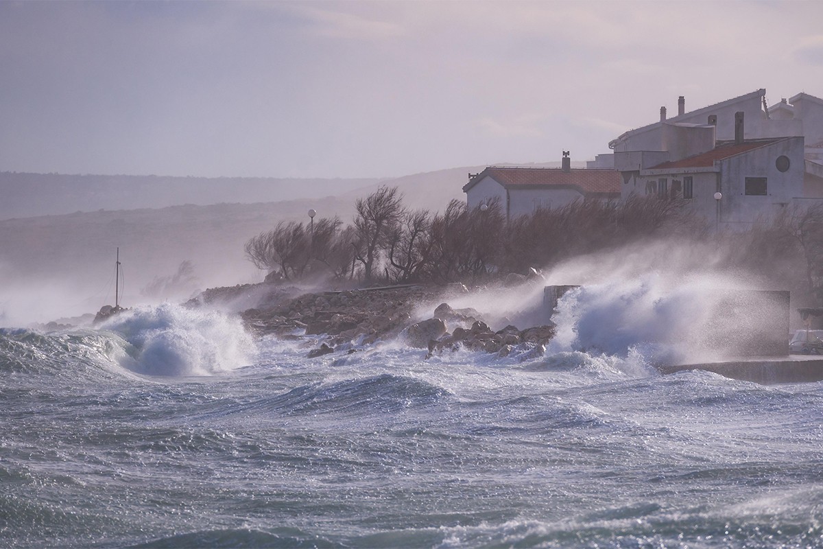 Bura sa orkanskim udarima i danas pravi probleme u Hrvatskoj