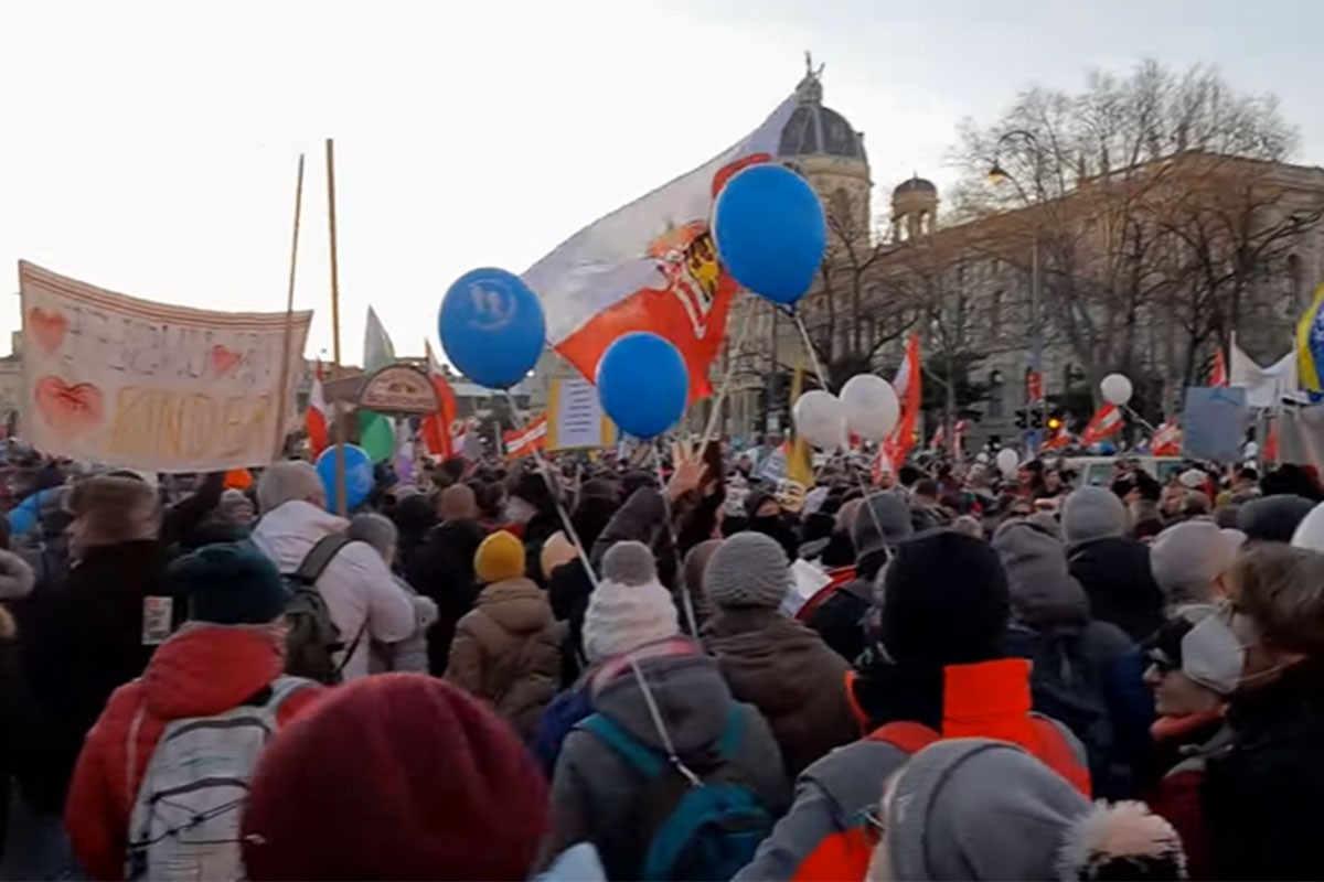 Protest u Beču protiv obavezne vakcinacije: "Vlada mora da padne!"