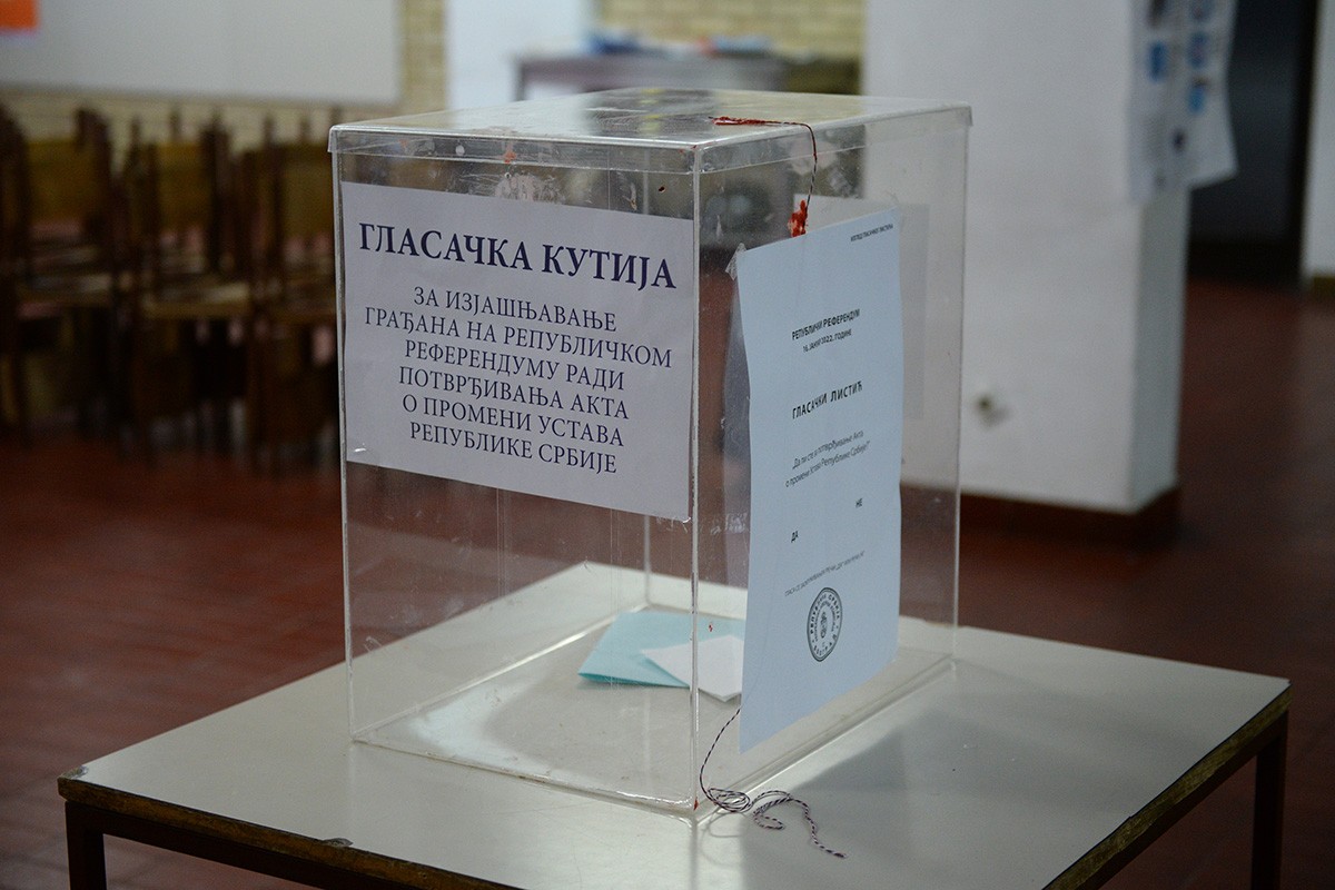 U Srbiji otvorena biračka mjesta za glasanje na referendumu