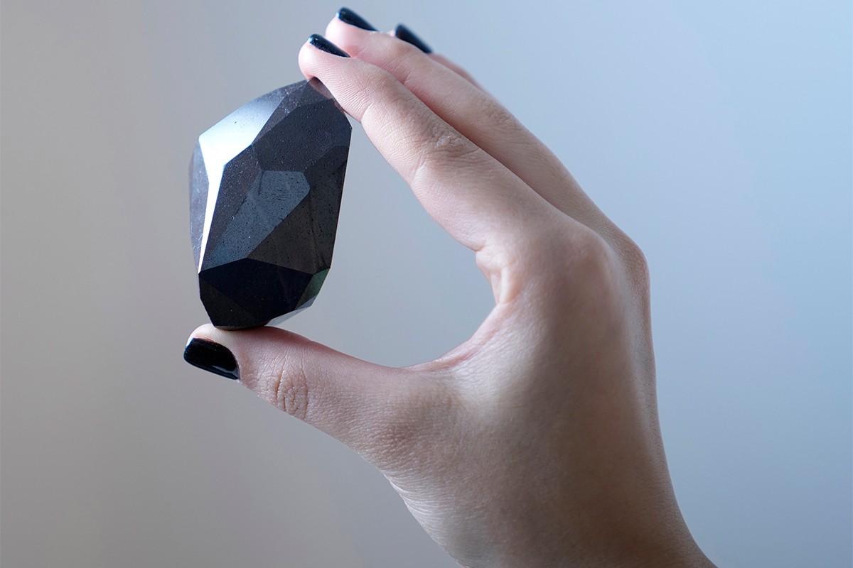 Prikazan crni dijamant koji ima 555,55 karata