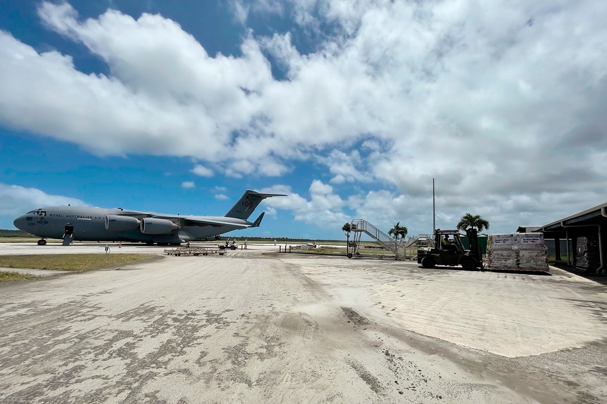 Očajnički uklanjali pepeo sa piste, stigao prvi avion s pomoći u Tongu