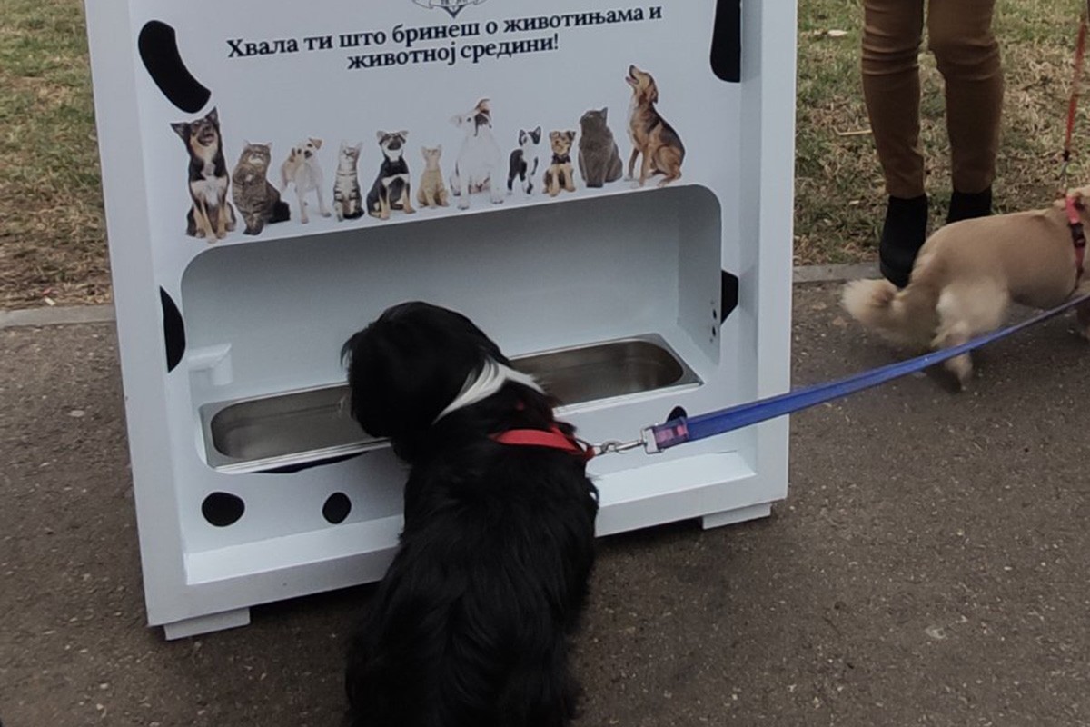 Banjaluka dobila prvi reciklažni aparat koji isporučuje hranu za pse