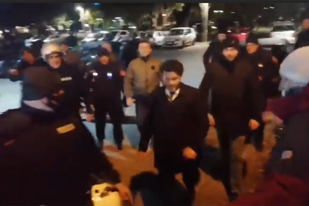 Građani ispred zgrade RTCG, Abazovića spriječili da im se obrati