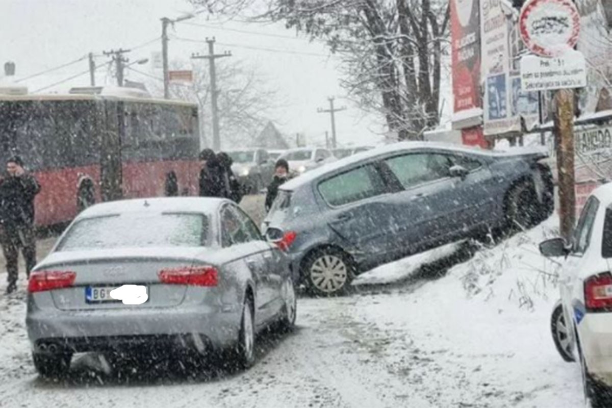 Snijeg napravio potpuni kolaps u Srbiji: "Ne krećite na put bez preke potrebe"