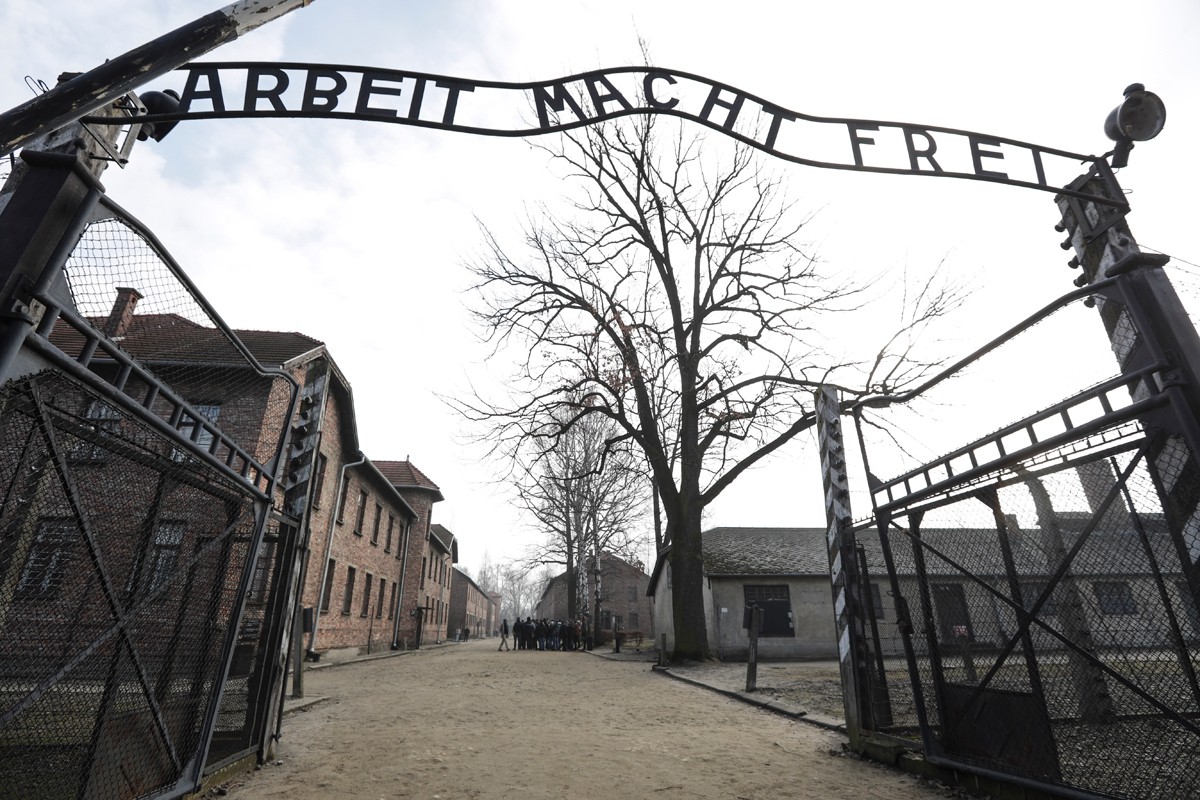 Holanđanka kažnjena zbog nacističkog pozdrava u Aušvicu: "Loša šala"