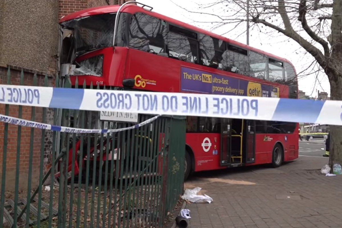Autobus se u Londonu zabio u trgovinu, najmanje 19 povrijeđenih