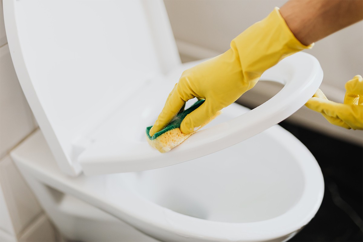 Očistite WC šolju uz jedan jeftin proizvod koji svi imate u kući
