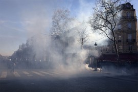 Situacija napeta: Neredi u Parizu trajali osam sati, na ulicama i oklopna vozila