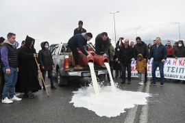 Grčki poljoprivrednici prijete blokadom, prosuli mlijeko po putu