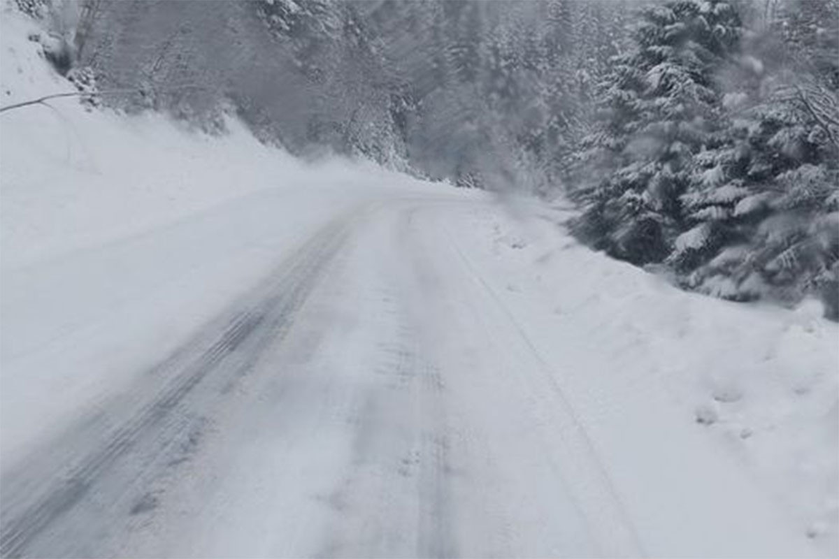 Zbog snježnih smetova u prekidu saobraćaj na putu Ulog-Klanci preko prevoja Morine