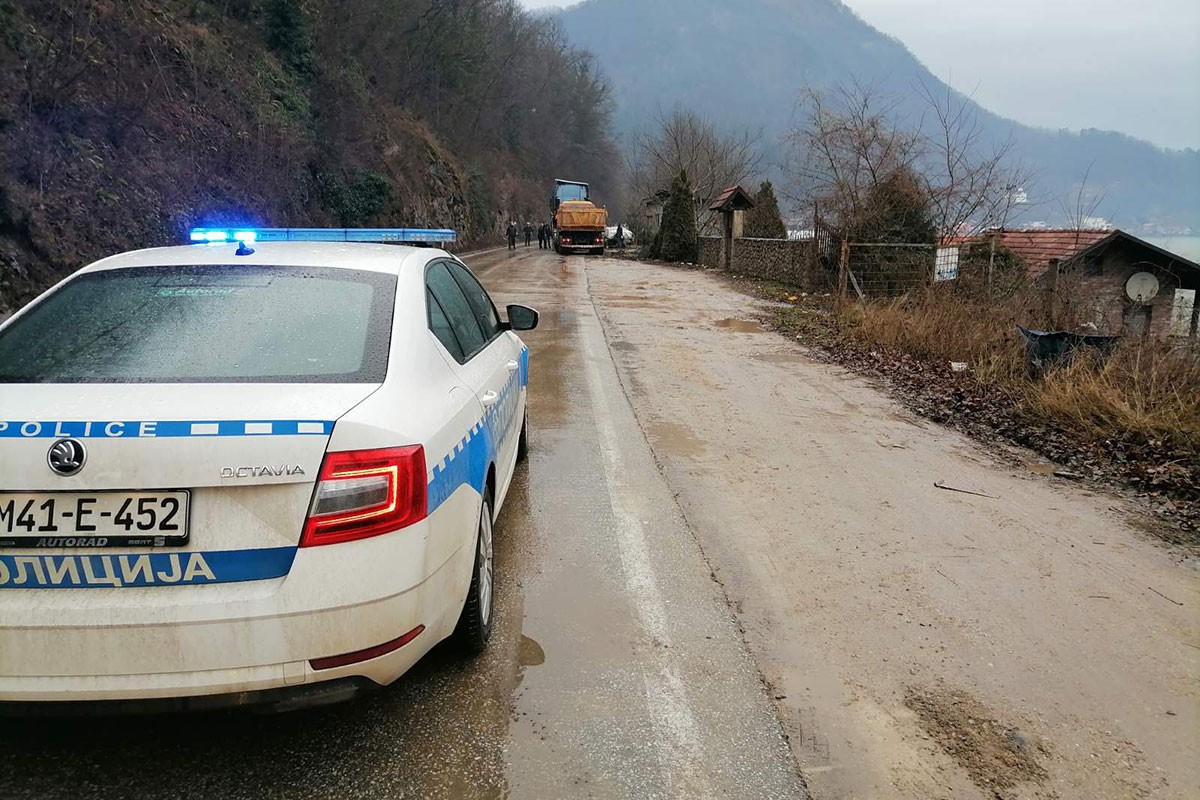 Kamion sletio na putu Zvornik - Milići, vozač teško povrijeđen